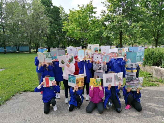12 -foto di gruppo con i libri in mano