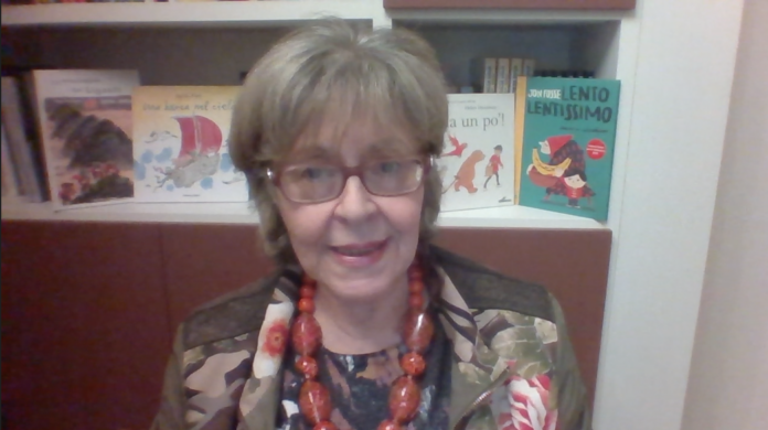 Silvia Blezza Picherle è una delle voci più autorevoli in Italia nel campo della letteratura per l’infanzia e l’adolescenza. Professoressa universitaria e studiosa della didattica della lettura, ha dedicato la sua ricerca alla formazione di lettori consapevoli e appassionati. Autrice di saggi e pubblicazioni sulla letteratura per bambini e ragazzi, è ideatrice della lettura espressivo-letteraria, un metodo innovativo che trasforma la lettura a voce alta in un’esperienza profonda, coinvolgente ed emotiva, capace di avvicinare adulti e giovani al piacere autentico dei libri.
